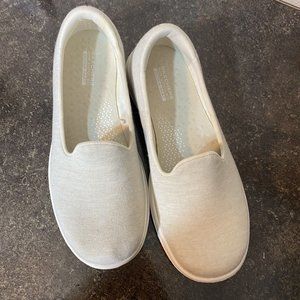 Skechers Goga Mat Women's Size 7 Cream Beige Tan Slip On Ballet Shoes Sneakers